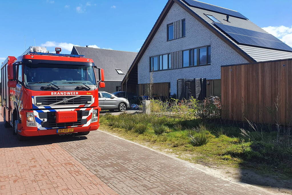 Fiets vat vlam in tuin van woning