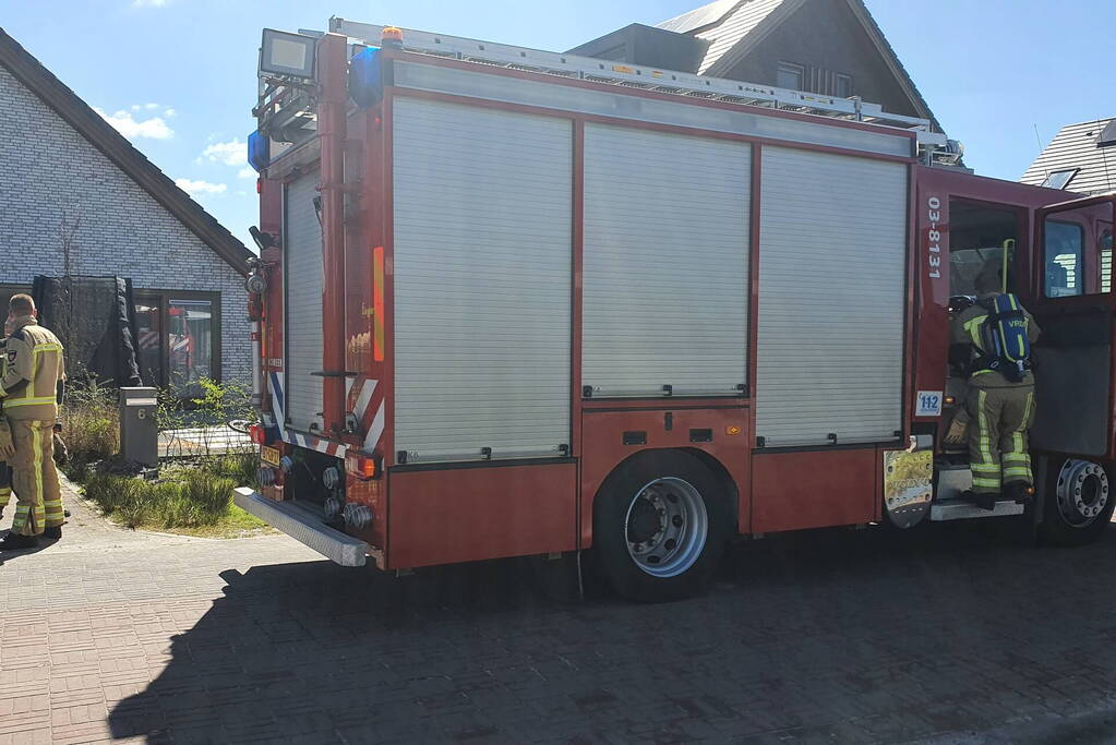 Fiets vat vlam in tuin van woning