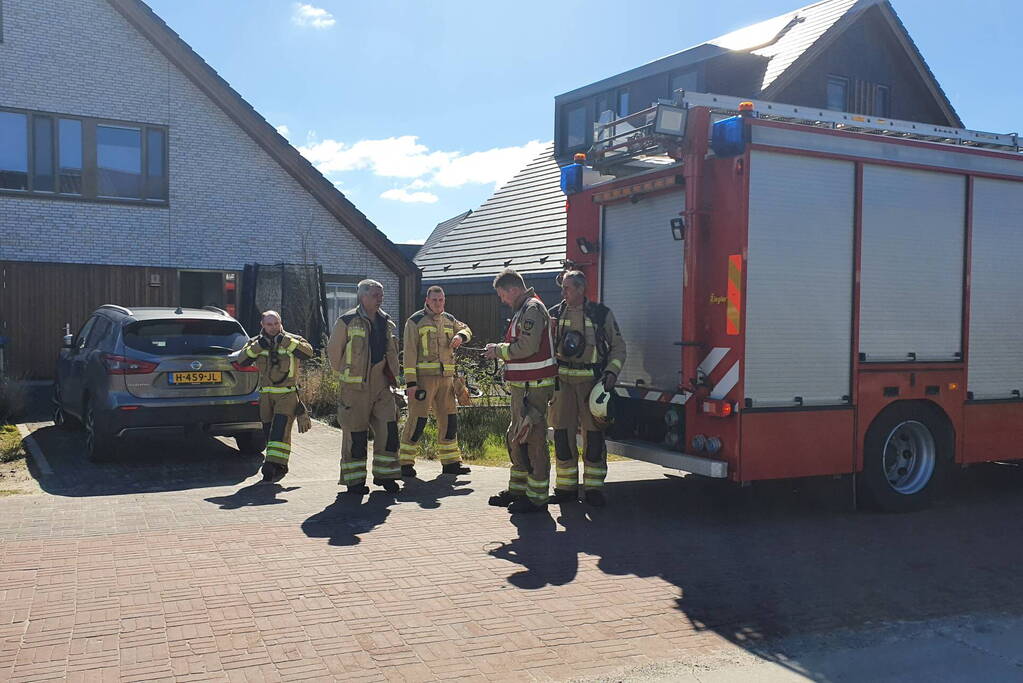 Fiets vat vlam in tuin van woning