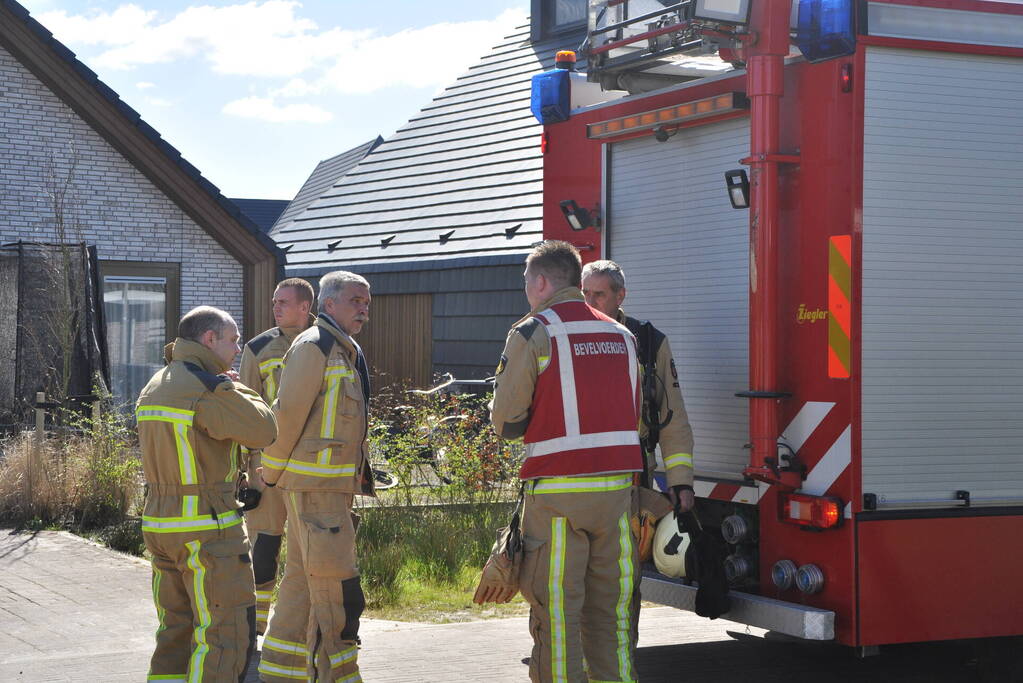 Fiets vat vlam in tuin van woning