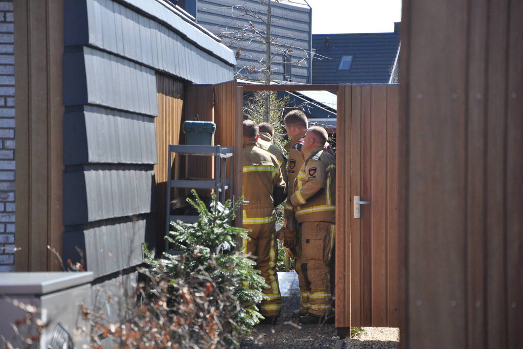 Fiets vat vlam in tuin van woning