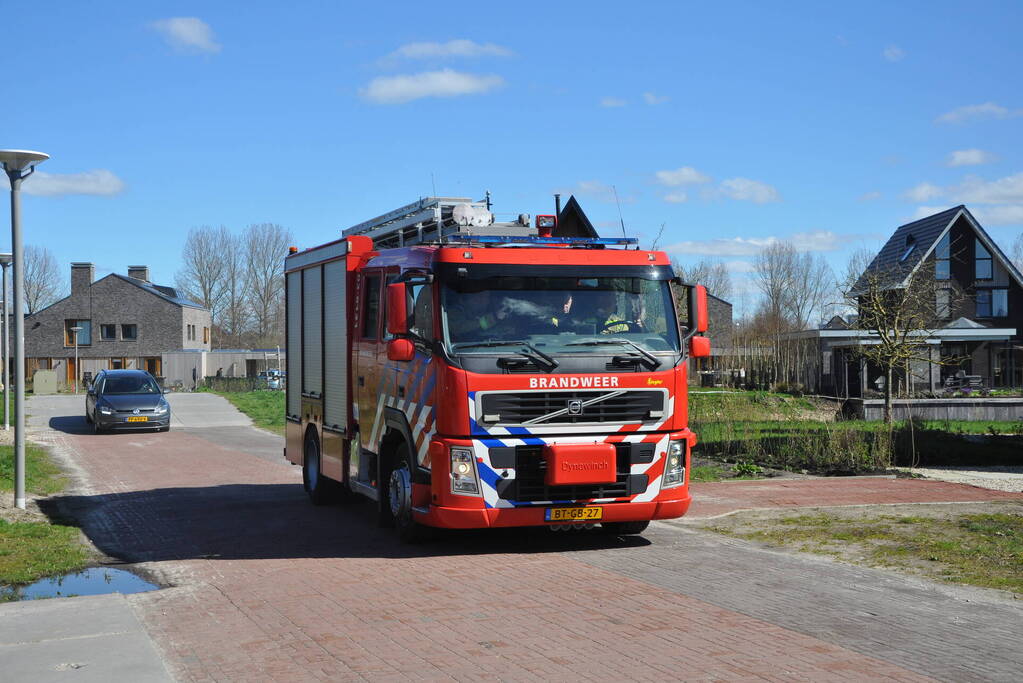 Fiets vat vlam in tuin van woning