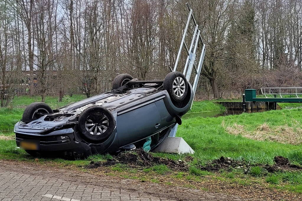 Automobilist slaat over de kop