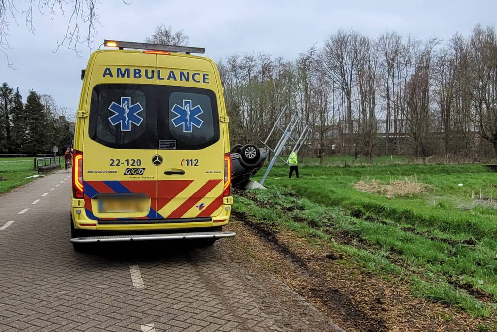 Automobilist slaat over de kop