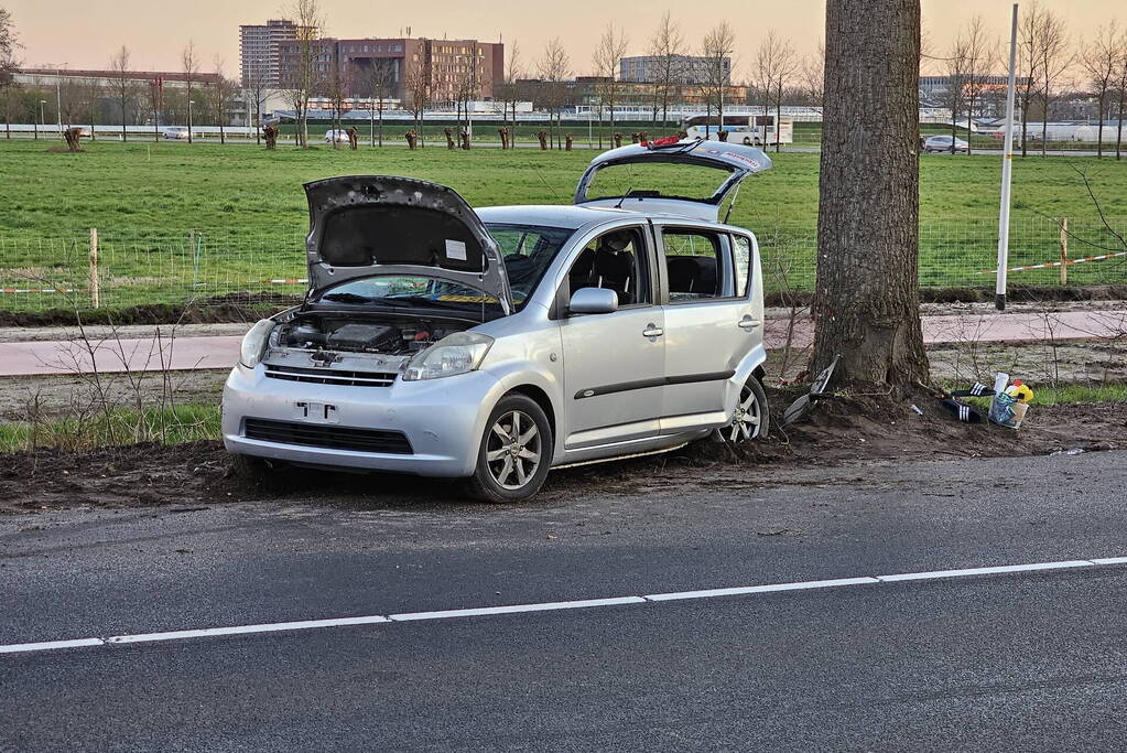 Automobilist gewond bij botsing met boom