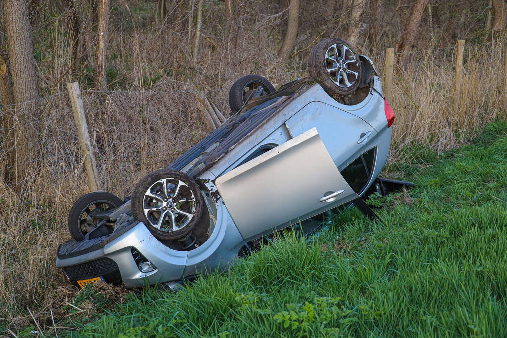 Automobilist eindig met de auto op de kop