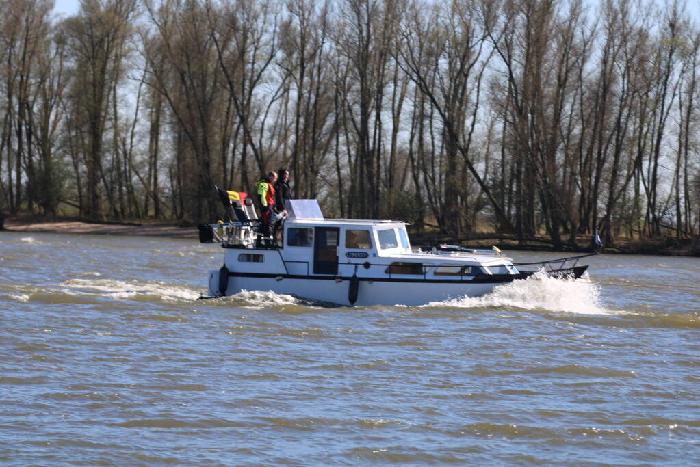 KNRM sleept plezierjacht af