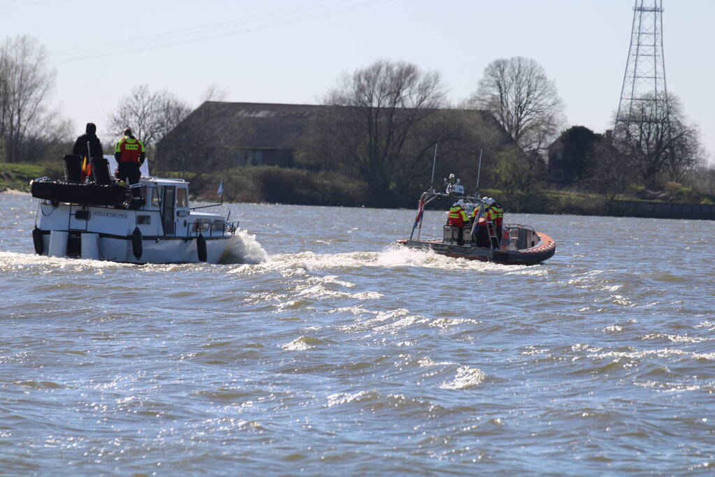 KNRM sleept plezierjacht af