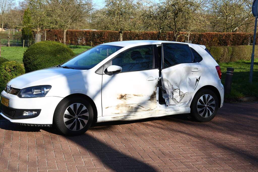 Veel schade bij ongeval tussen personenauto's