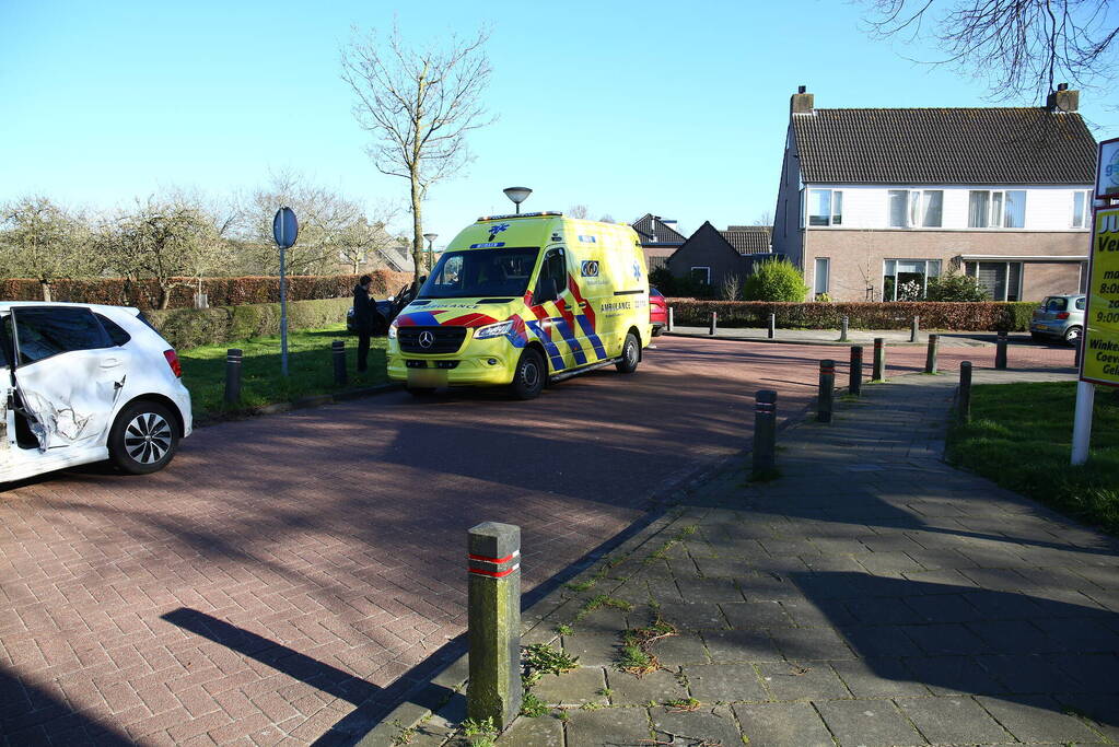 Veel schade bij ongeval tussen personenauto's