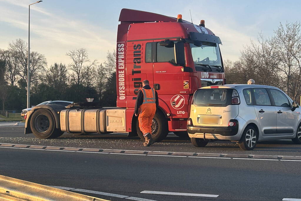 Auto belandt voor vrachtwagen