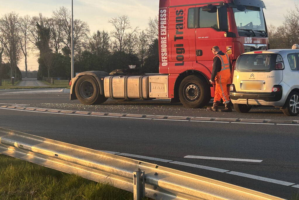Auto belandt voor vrachtwagen