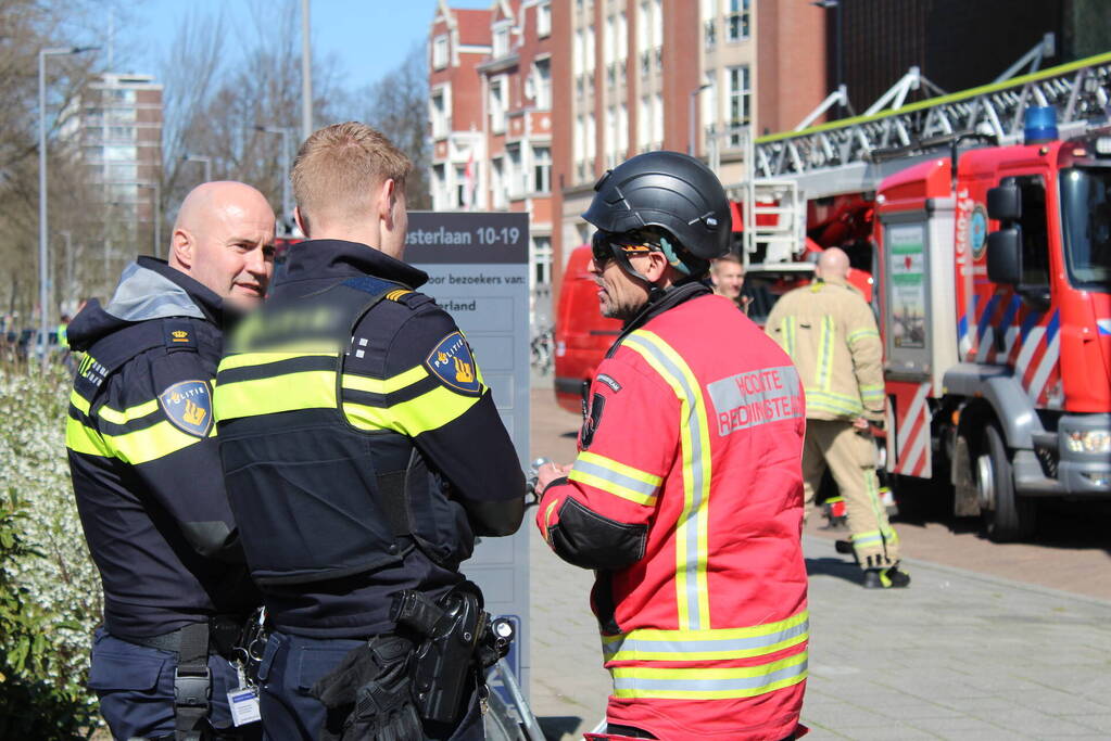 Glazenwasser gered uit vastzittend bakje aan gevel