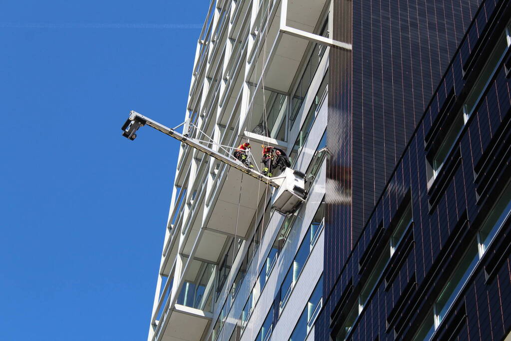 Glazenwasser gered uit vastzittend bakje aan gevel