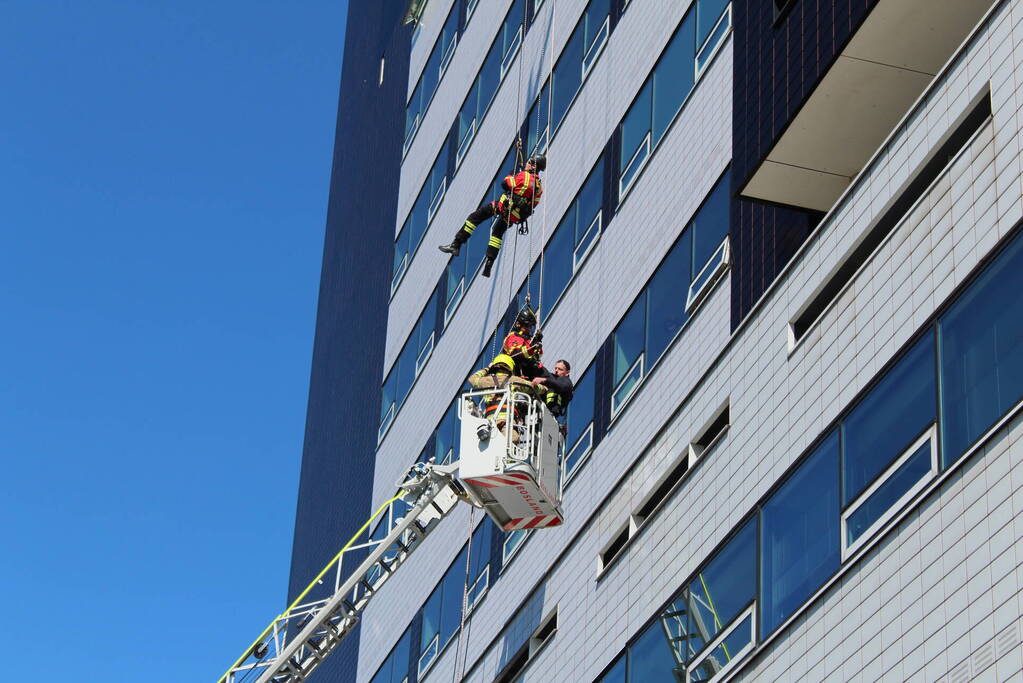 Glazenwasser gered uit vastzittend bakje aan gevel