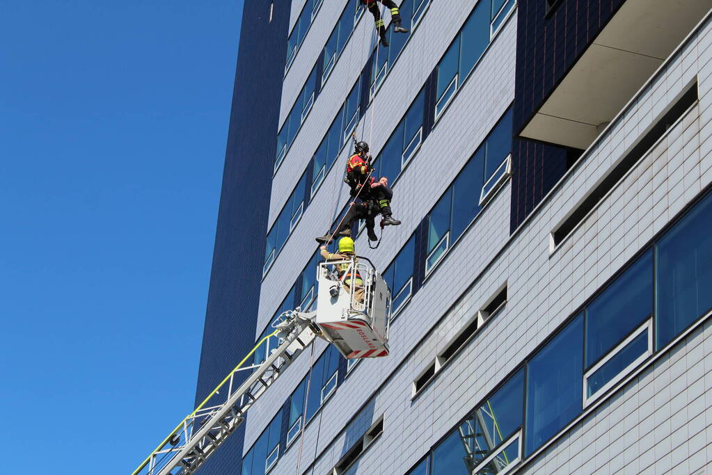 Glazenwasser gered uit vastzittend bakje aan gevel