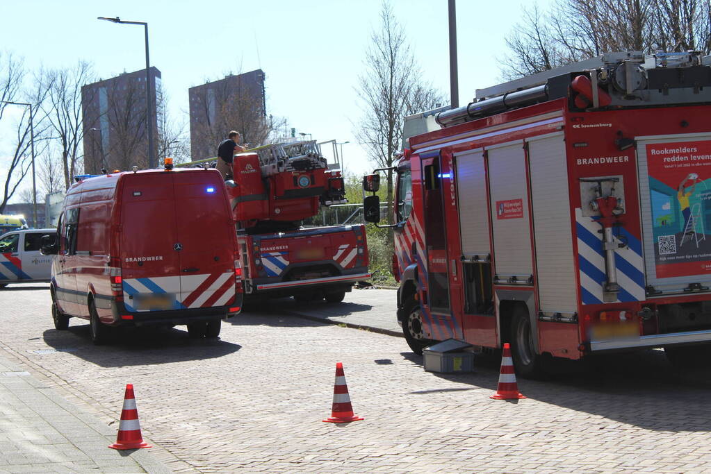 Glazenwasser gered uit vastzittend bakje aan gevel