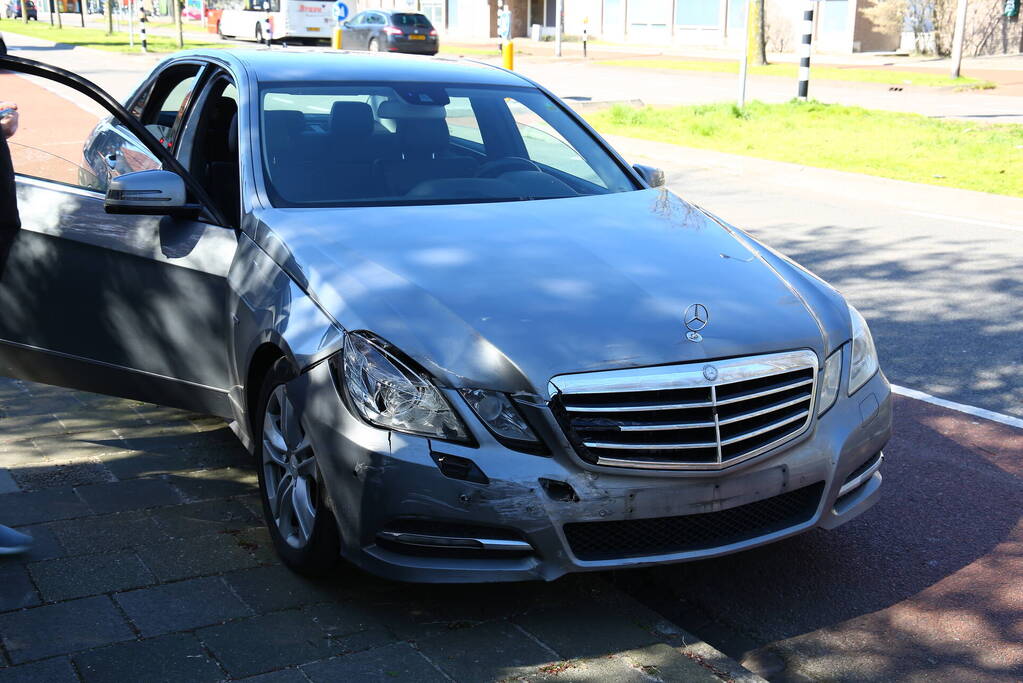 Achterwiel breekt af bij botsing