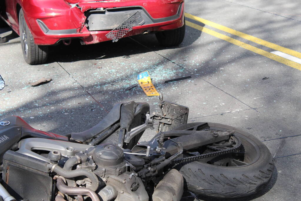 Motorrijder gewond bij botsing met auto