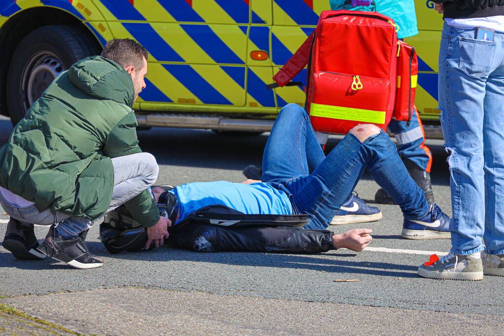Motorrijder botst in zijkant van personenwagen