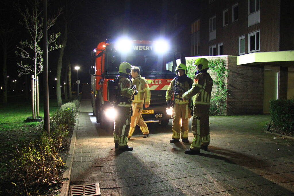 Bewoners buiten na ruiken gaslucht