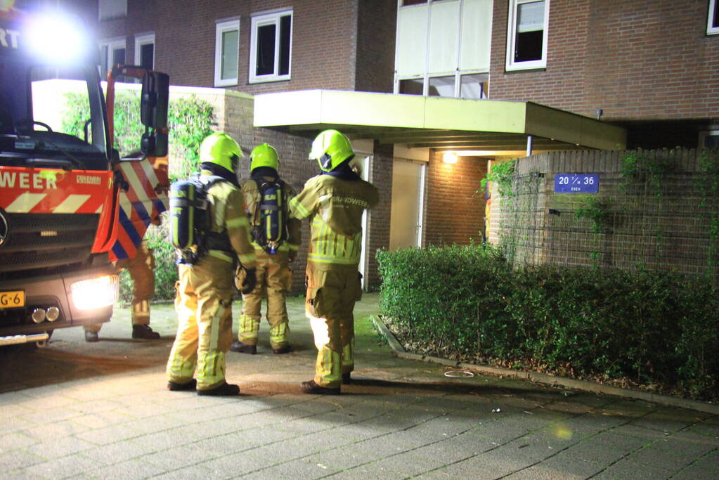 Bewoners buiten na ruiken gaslucht