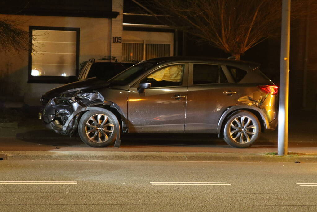 Flinke schade na botsing tussen auto en ambulance