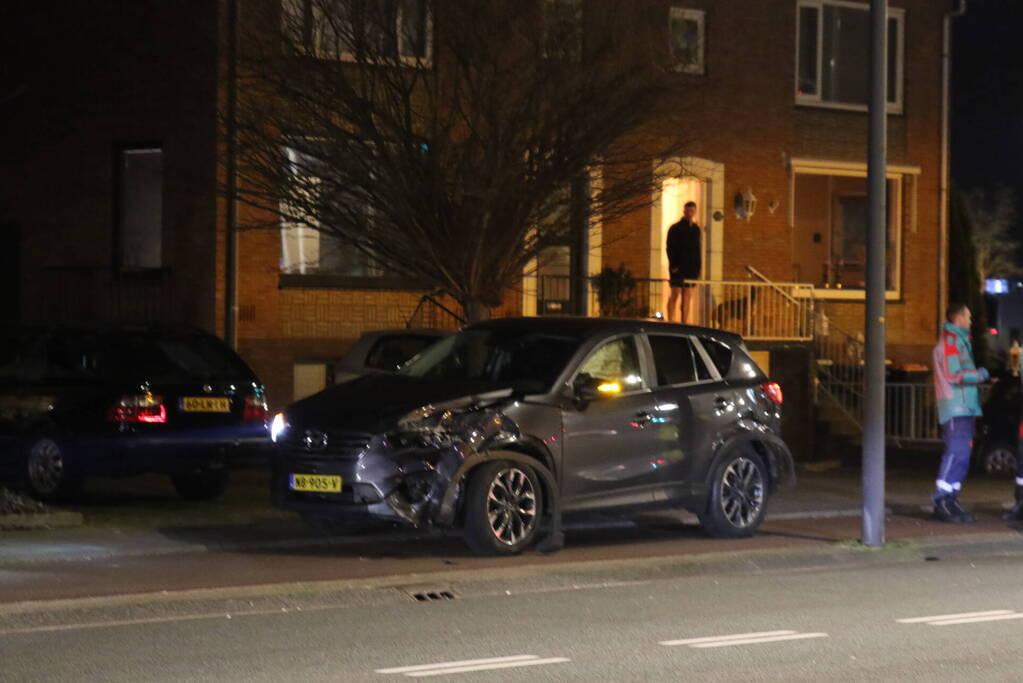 Flinke schade na botsing tussen auto en ambulance