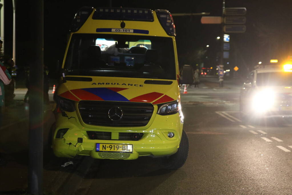 Flinke schade na botsing tussen auto en ambulance