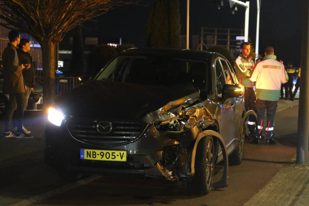 Flinke schade na botsing tussen auto en ambulance
