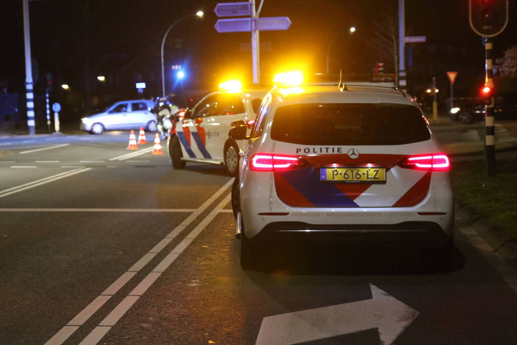 Flinke schade na botsing tussen auto en ambulance