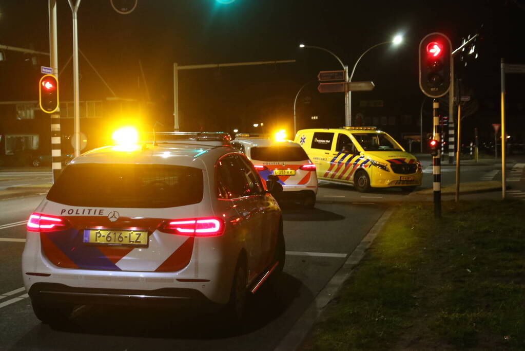Flinke schade na botsing tussen auto en ambulance