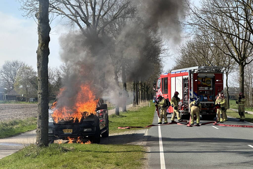 Pickup vliegt onder het rijden in brand