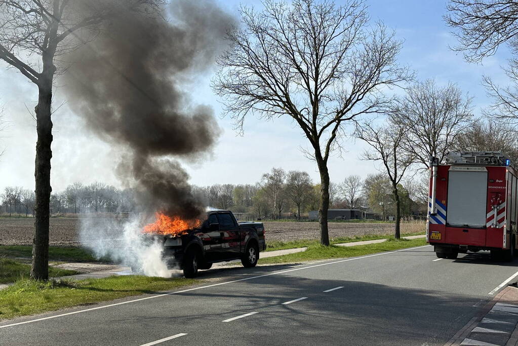 Pickup vliegt onder het rijden in brand