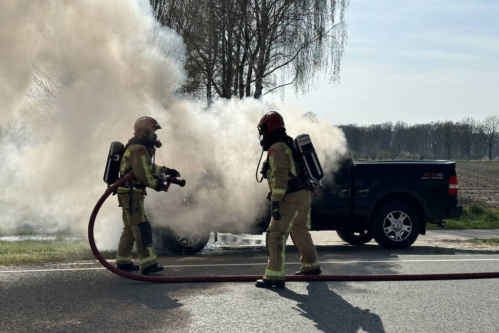 Pickup vliegt onder het rijden in brand