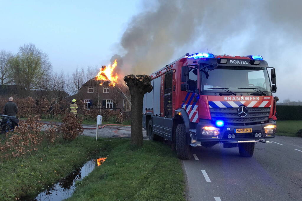 Grote brand in woning met rietendak