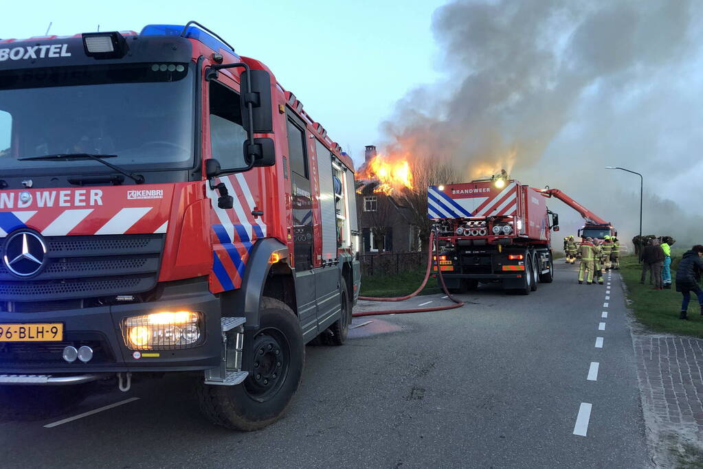 Grote brand in woning met rietendak
