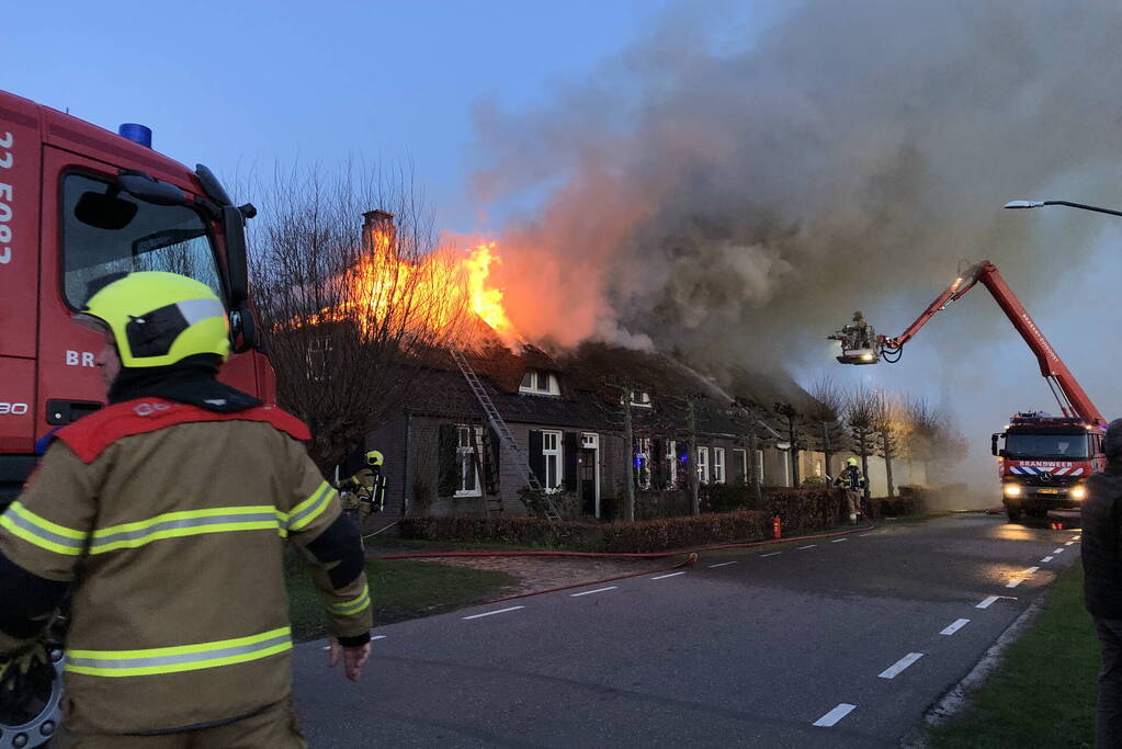 Grote brand in woning met rietendak