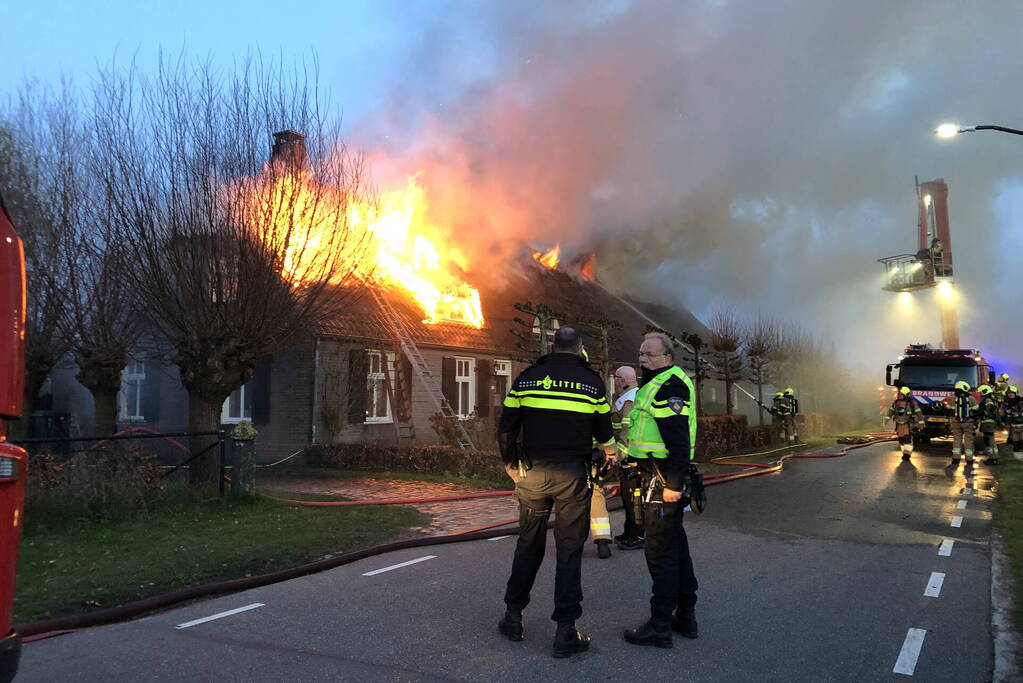 Grote brand in woning met rietendak