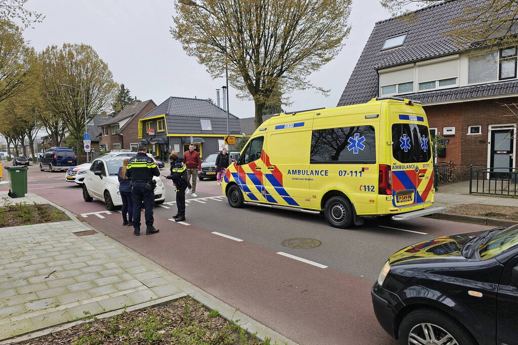 Afslaande automobilist rijdt fietser aan