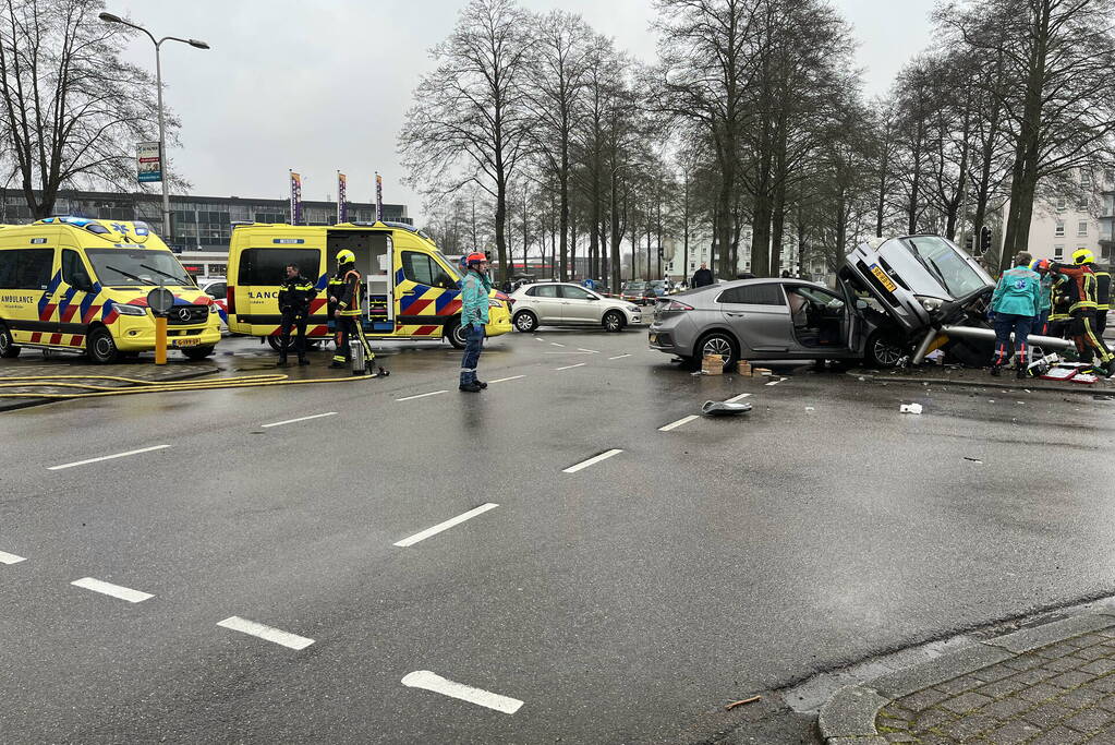 Auto belandt op motorkap bij botsing