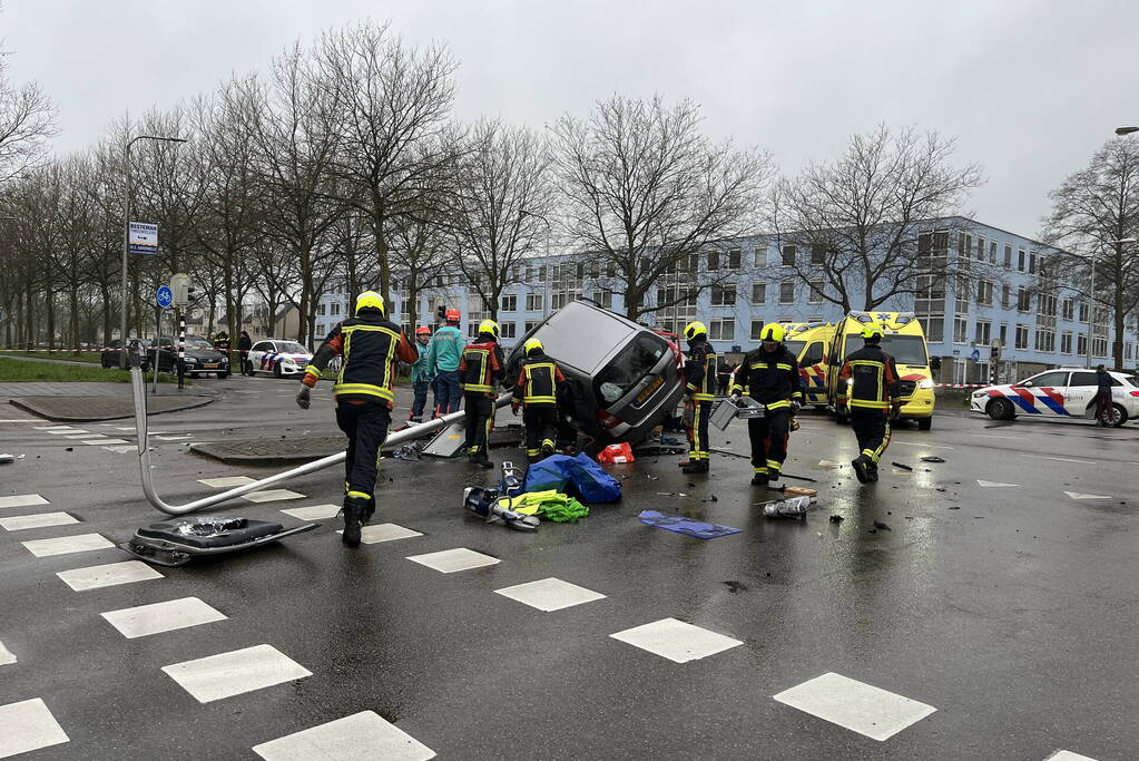Auto belandt op motorkap bij botsing