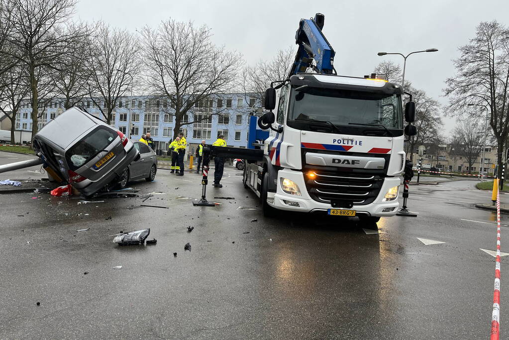 Auto belandt op motorkap bij botsing