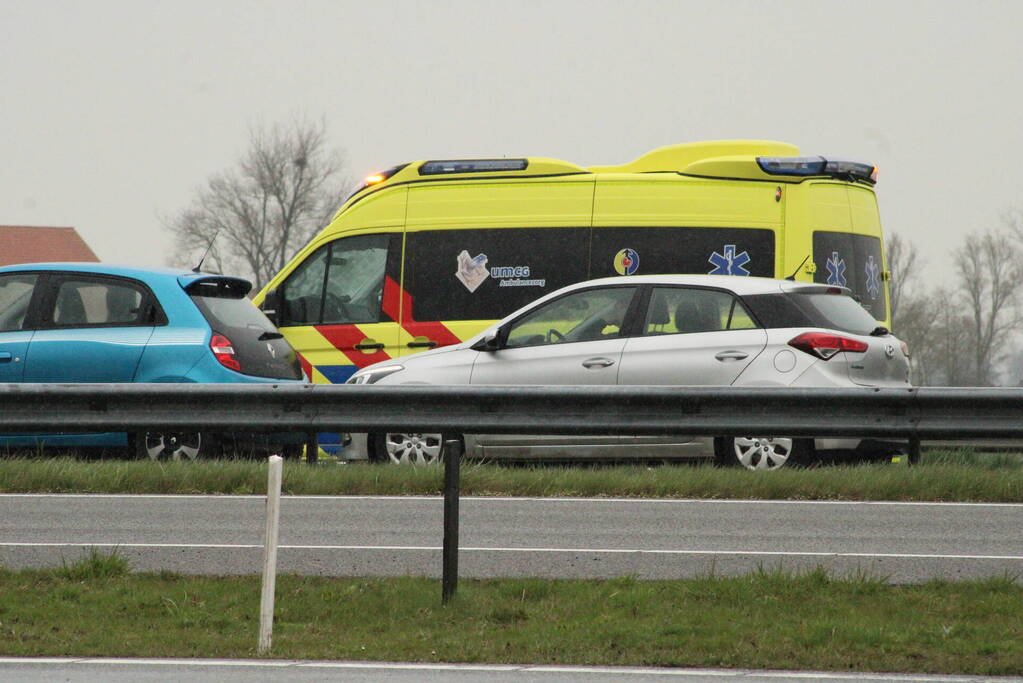 Snelweg afgesloten na ongeval met meerdere voertuigen