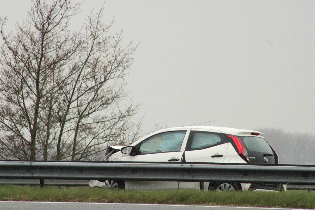 Snelweg afgesloten na ongeval met meerdere voertuigen