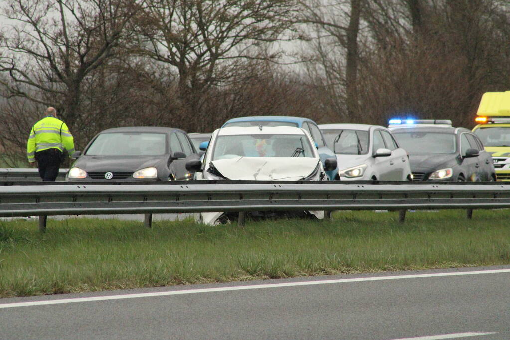 Snelweg afgesloten na ongeval met meerdere voertuigen