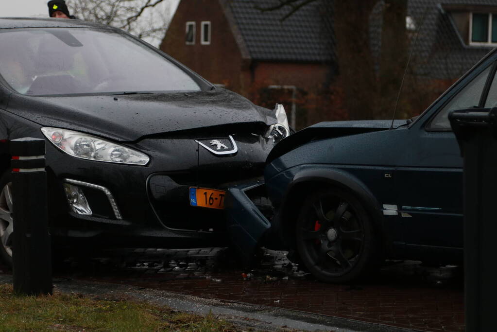 Frontale botsing op kruising