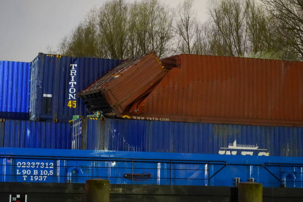 Binnenvaartschip vaart tegen spoorbrug