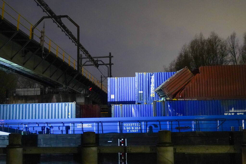Binnenvaartschip vaart tegen spoorbrug