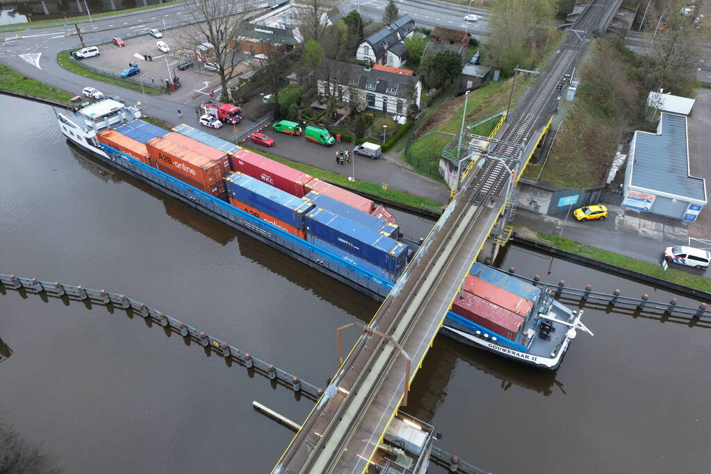 Binnenvaartschip vaart tegen spoorbrug